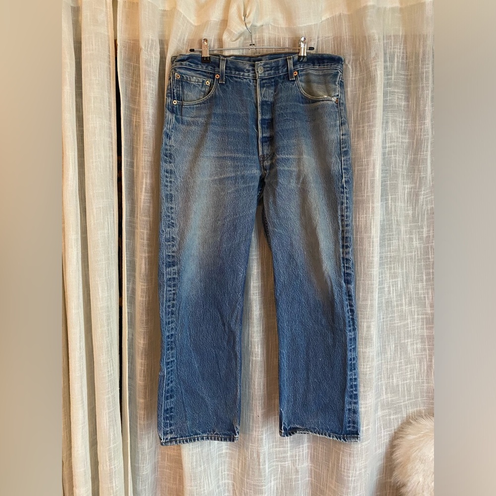 501 Levi’s classic dark wash